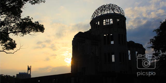 広島平和記念公園と原爆ドーム