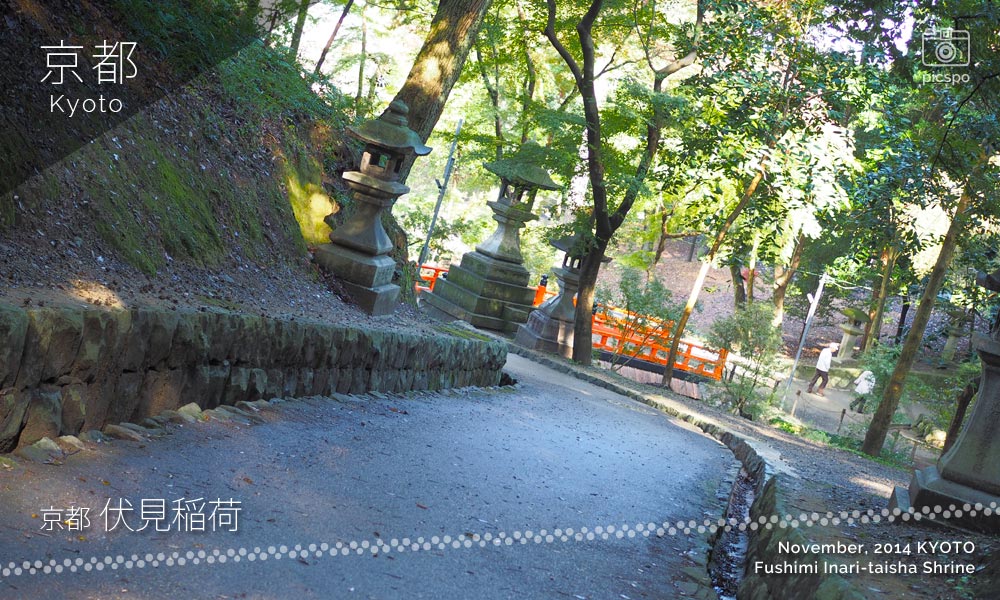 京都：伏見稲荷大社の八嶋ヶ池