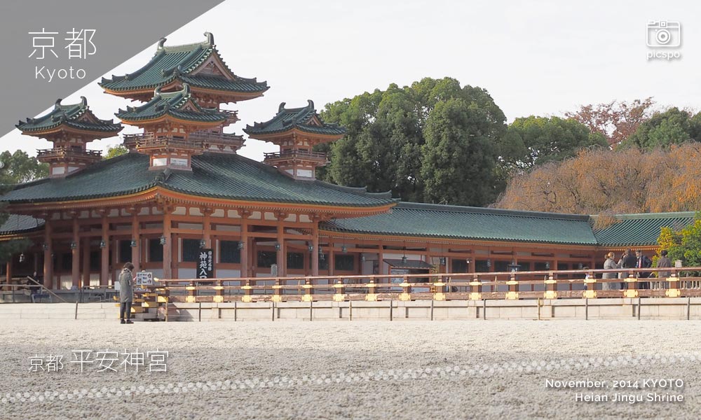 京都：平安神宮の白虎楼
