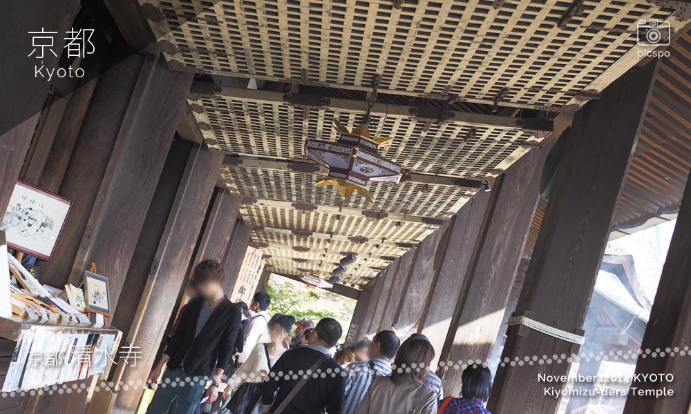 京都：清水寺の本堂へ続く廊下