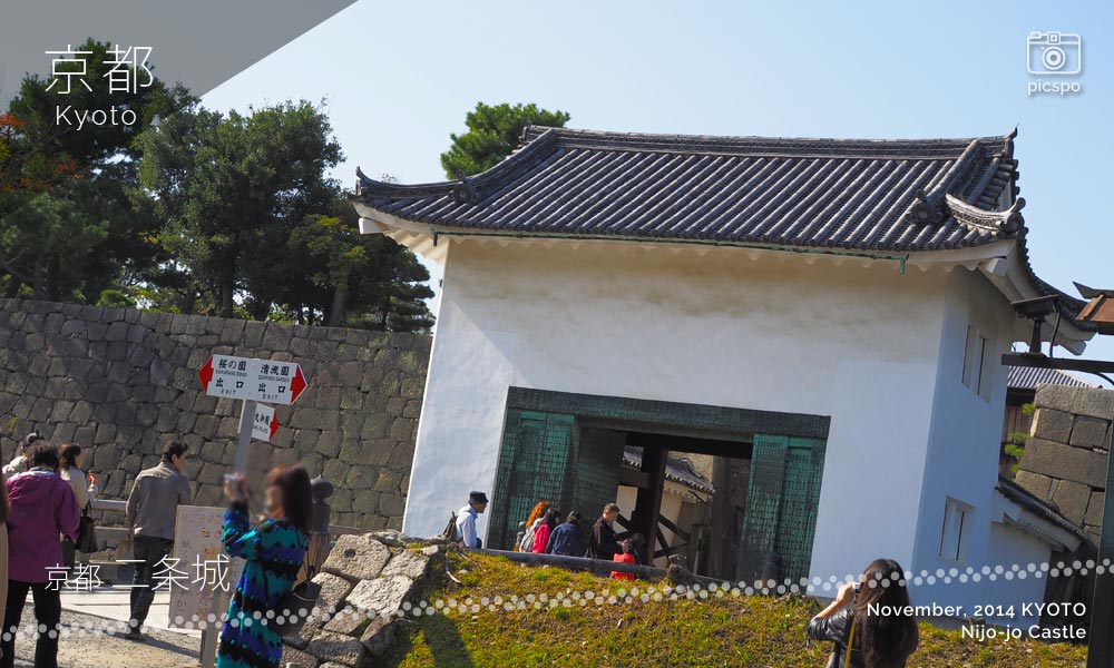 京都：二条城の本丸櫓門