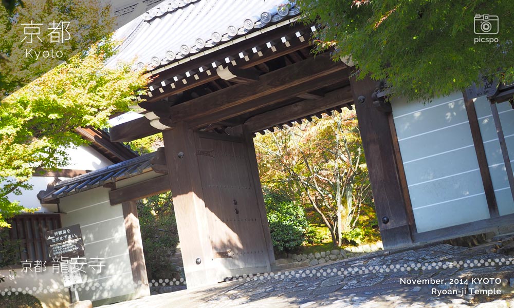 京都：龍安寺の山門
