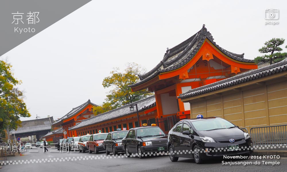 京都：三十三間堂の回廊塀