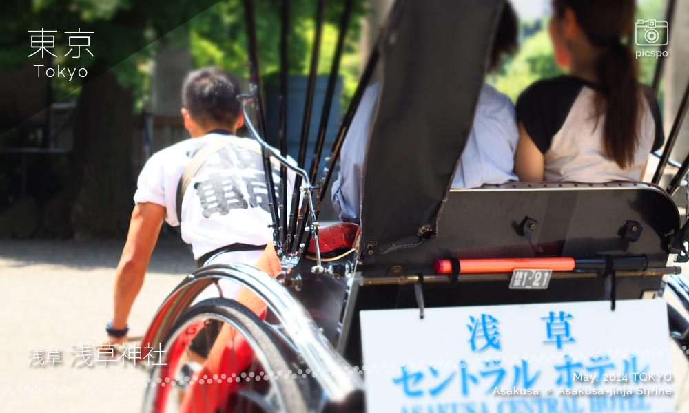 浅草神社でよく見かける人力車