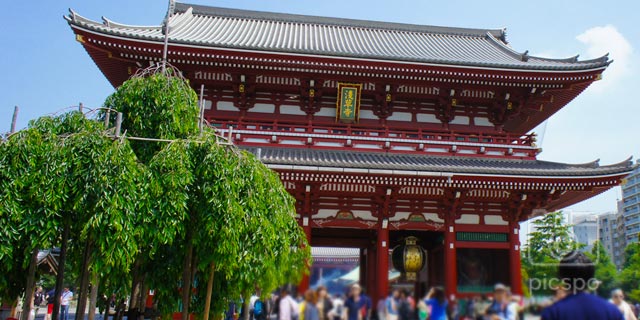浅草寺の宝蔵門と五重塔エリア