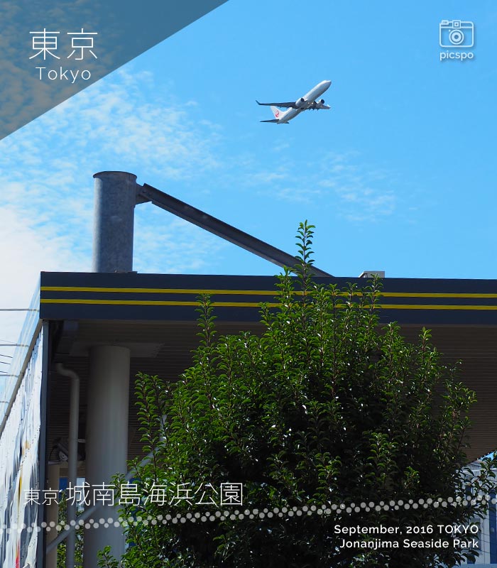 京浜島四丁目バス停から見える羽田空港の飛行機